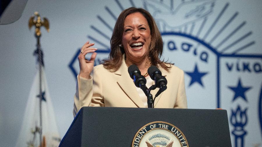 Kamala Harris ri durante evento em Indiana - Scott Olson - 24.jul.2024/AFP