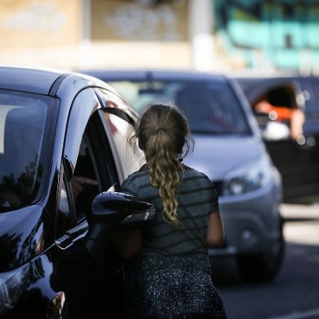 Menina vende balas em avenida da zona oeste de São Paulo - Zanone Fraissat -- 11.jul19/Folhapress