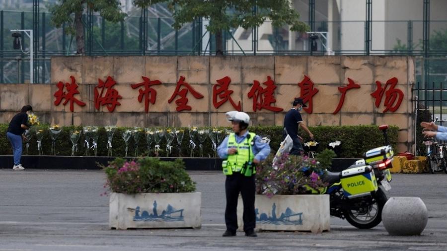 Policial monitora local de ataque um dia após atropelamento com 35 mortos em Zhihai, na China