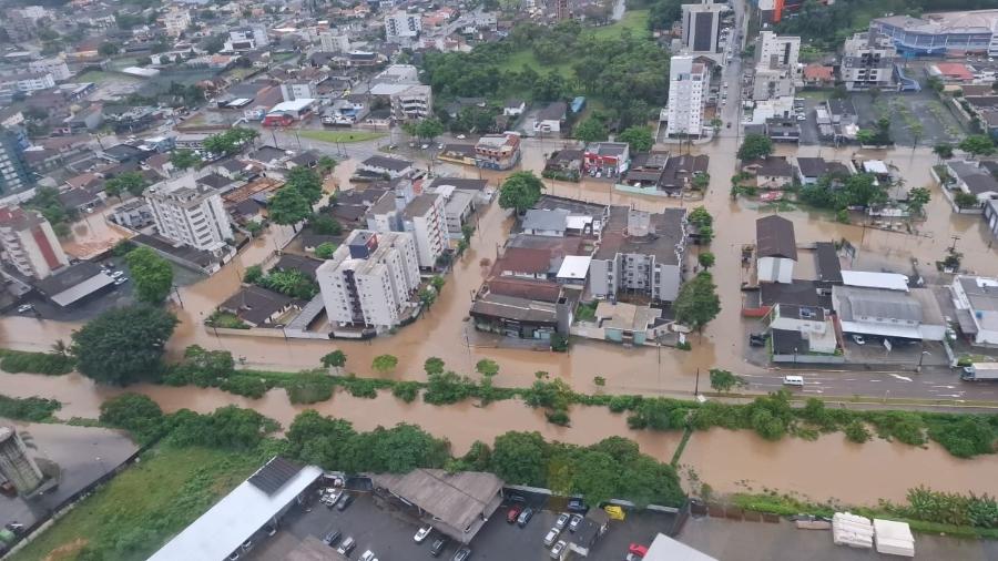 Imagem aérea mostra ruas de Joinville completamente alagadas