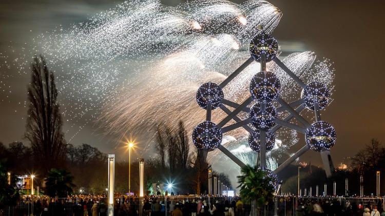 Fotografia mostra fogos de artifício no Atomium, em Bruxelas, durante a celebração da véspera de Ano-Novo no início de 1º de janeiro de 2025. 