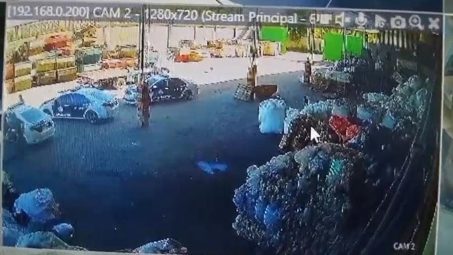 Policiais civis na sede da empresa ProRecicle, em Duque de Caxias, Baixada Fluminense Policiais civis na sede da empresa ProRecicle, em Duque de Caxias, Baixada Fluminense
