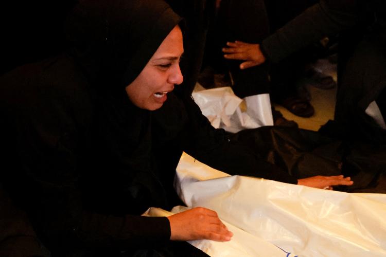 Mulher em luto durante funeral no hospital Nasser