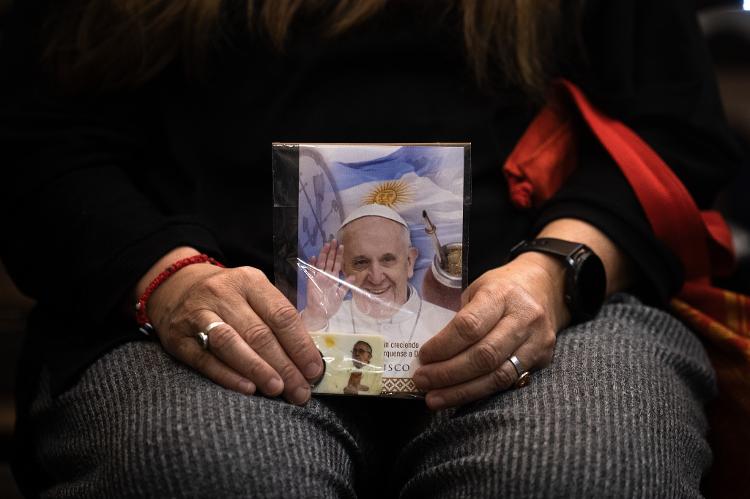 Uma mulher segura um retrato do Papa Francisco na Catedral Metropolitana de Buenos Aires Uma mulher segura um retrato do Papa Francisco na Catedral Metropolitana de Buenos Aires
