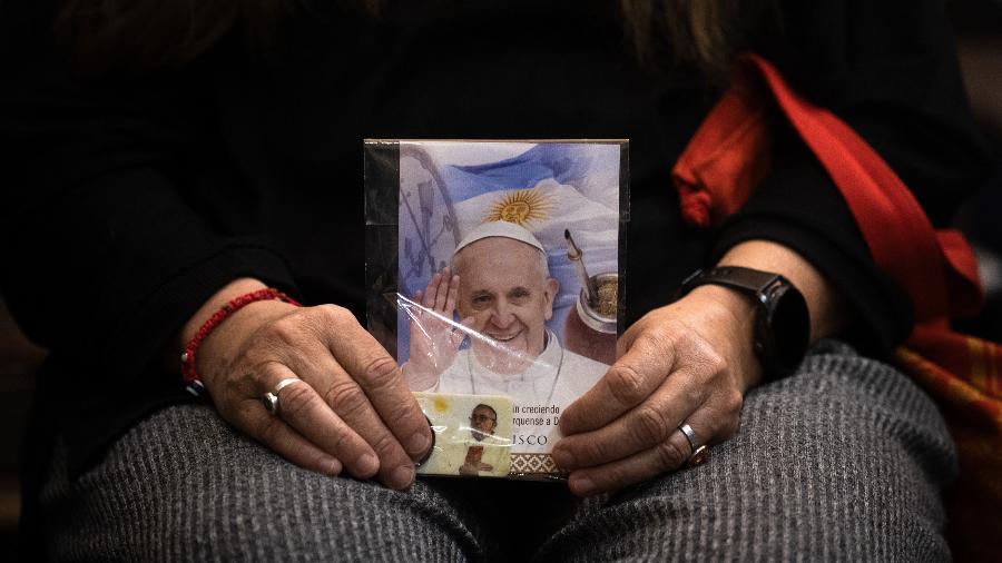 Uma mulher segura um retrato do Papa Francisco na Catedral Metropolitana de Buenos Aires Uma mulher segura um retrato do Papa Francisco na Catedral Metropolitana de Buenos Aires
