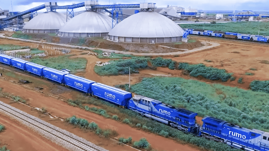Trem da Rumo atravessa área produtora de soja: 13 mil km de trilhos essenciais para exportação do agro Trem da Rumo atravessa área produtora de soja: 13 mil km de trilhos essenciais para exportação do agro