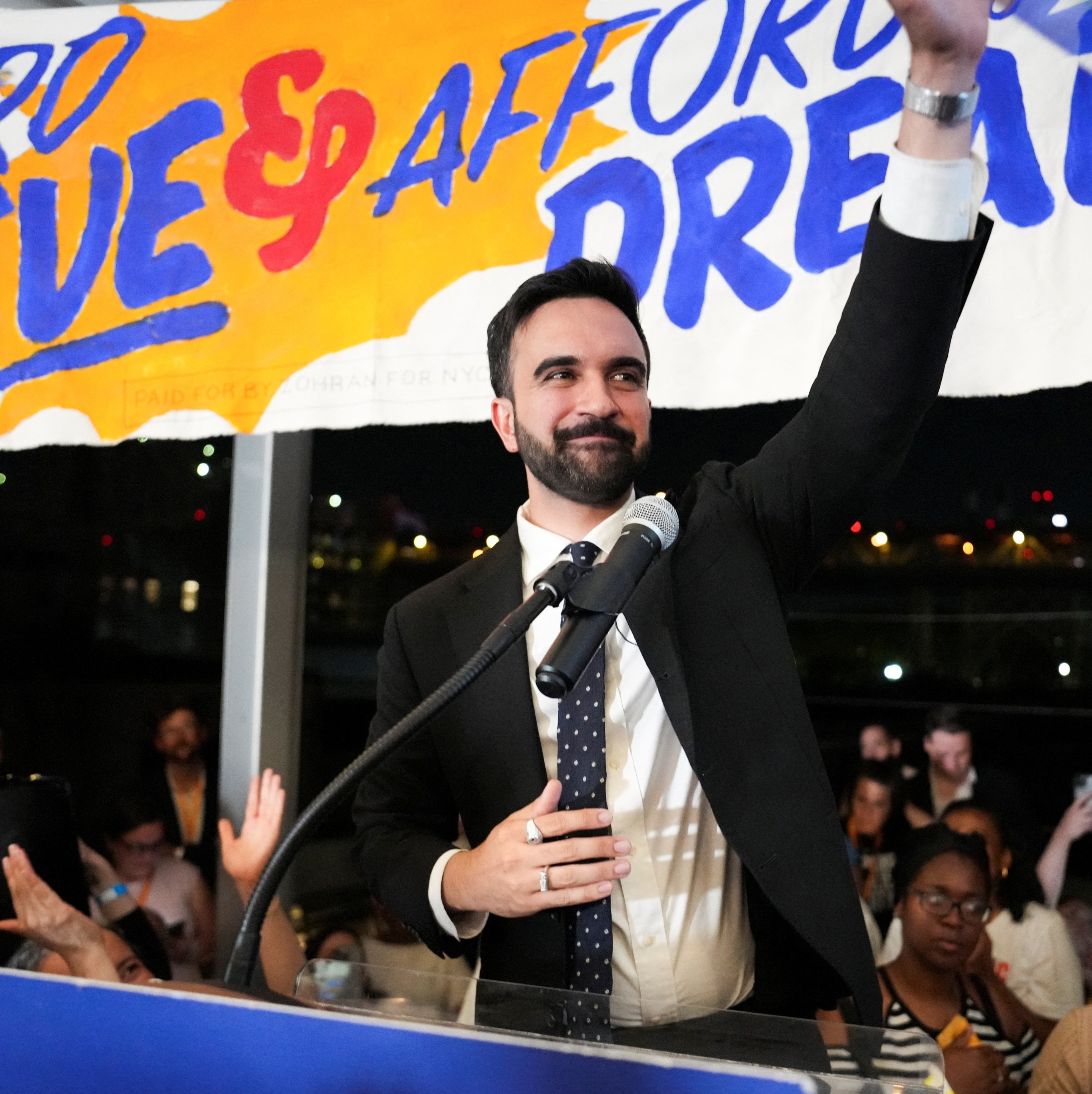 Socialista vence primárias em Nova York e desafia elite do Partido