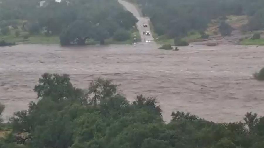 O Rio Llano transbordou com a água da enchente no Condado de Llano, Texas, em 4 de julho O Rio Llano transbordou com a água da enchente no Condado de Llano, Texas, em 4 de julho