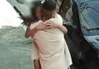 Pai abraça filha que escapou de atropelamento que matou 2 irmãos; veja