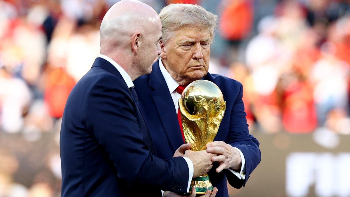 Por que Donald Trump pode tocar sem luvas na taça original da Copa do Mundo