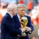 Por que Donald Trump pode tocar sem luvas na ta&ccedil;a original da Copa do Mundo
