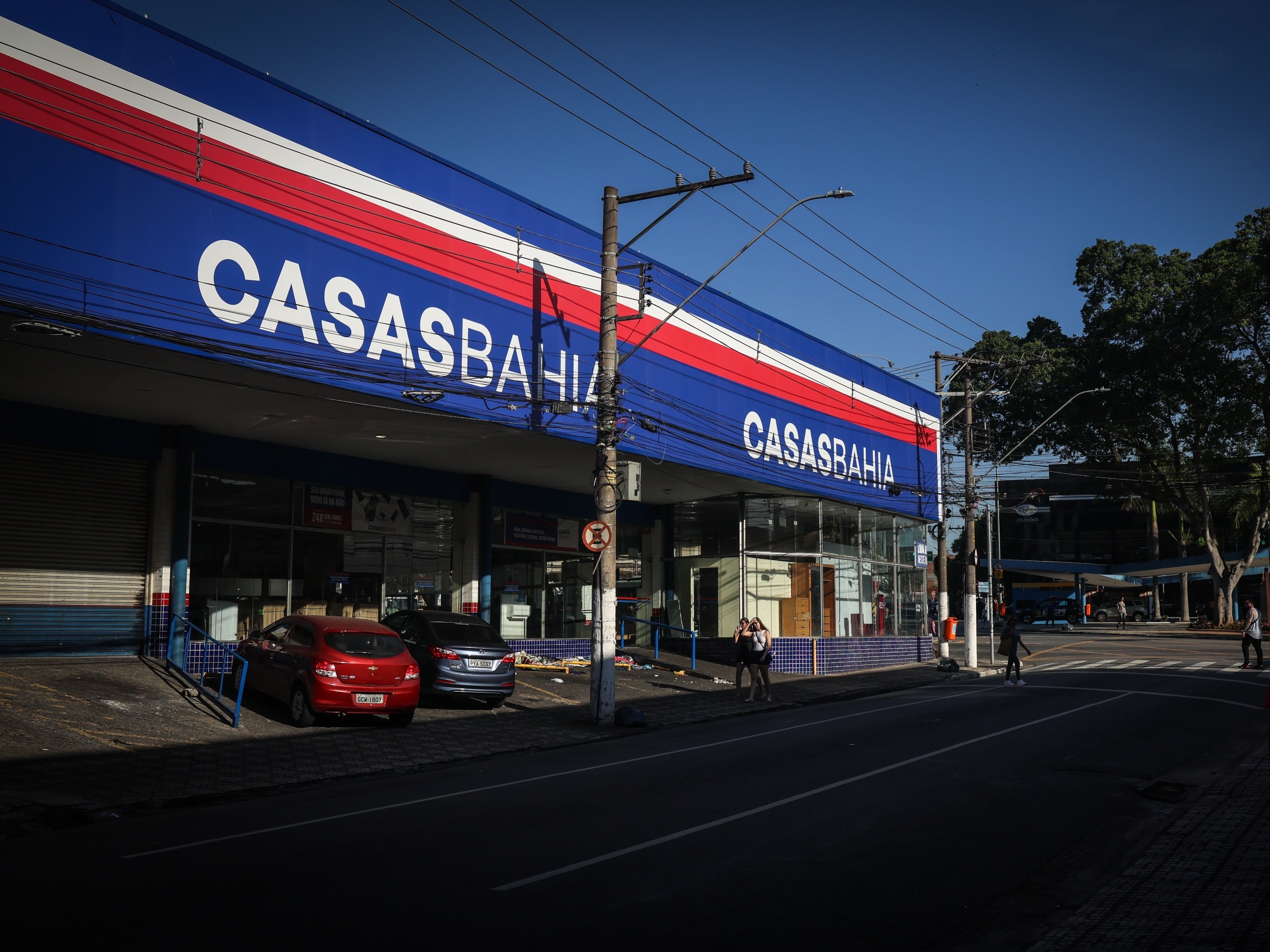 Imagem ilustrativa sobre Casas Bahia fecha 298 lojas, demite 3 mil e pede recuperação judicial; entenda a crise do varejo