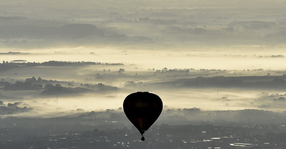 7.ago.2015 - Balão sobrevoa o céu com neblina, no festival Internacional de Bristol, no Reino Unido