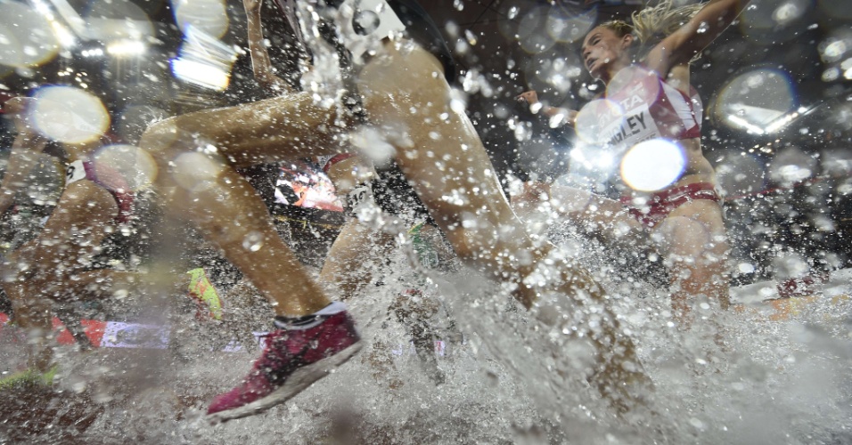 26.ago.2015 - Atletas competem na final dos 3000 metros steeplechase feminino no Campeonato Mundial de Atletismo, em Pequim, na China