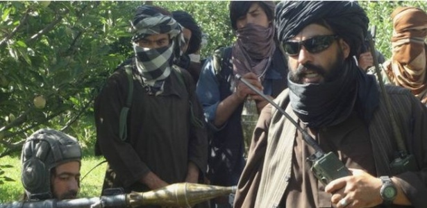 O novo líder do Taleban, mulá Akhtar Mansour (à direita) - BBC