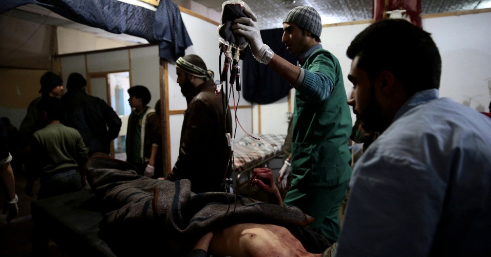 A cidade síria de Douma, nos arredores de Damasco, vive diariamente os enfrentamentos entre os rebeldes que controlam a região e o Exército do presidente Bashar al-Assad. Os feridos são levados para bases e abrigos transformados provisóriamente em hospitais onde médicos e voluntários trabalham em condições precárias