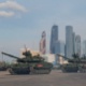 5 de mayo de 2016: los soldados rusos montan tanques de batalla para ensayar para el mitin del Día de la Victoria en Moscú.  El evento tiene lugar el 8 de mayo, fecha que marca el final de la Segunda Guerra Mundial en Europa - Maxim Shemetov / Reuters