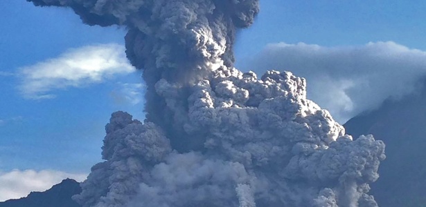 Foto divulgada por um órgão do governo da Guatemala mostra cinzas expelidas pelo vulcão  - AFP