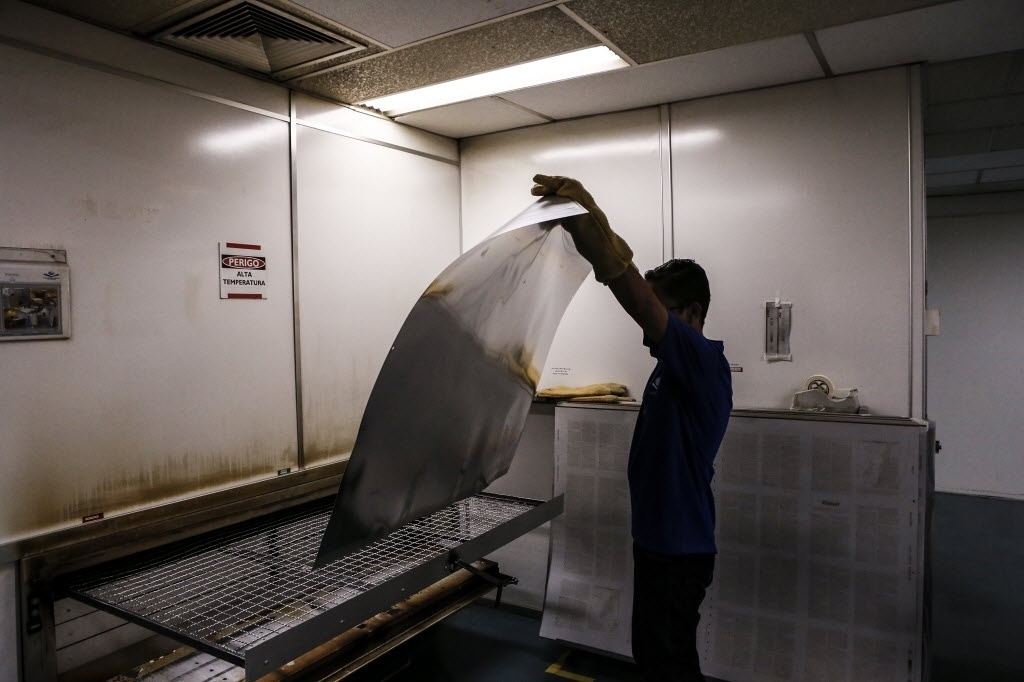 Processo de produção da Bíblia na gráfica da SBB (Sociedade Bíblica Brasileira), em Barueri (SP) - Lucas Lima/UOL