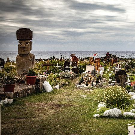 Cemitério municipal de Hanga Roa, na Ilha de Páscoa - Josh Haner/The New York Times
