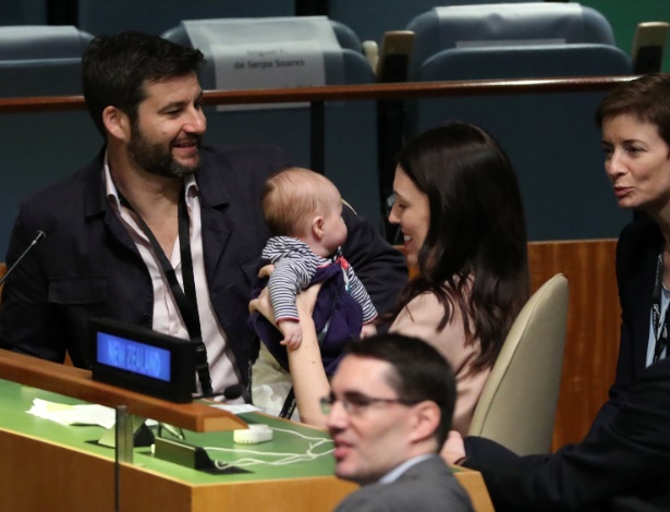 A primeira-ministra da Nova Zelândia, Jacinda Ardern, com a filha Neve, de 3 meses, durante cúpula na Assembleia-Geral da ONU - REUTERS/Carlo Allegri
