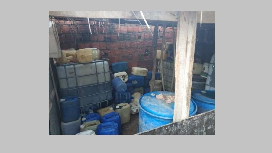 10.jan.2019 - Galpão armazenava 7.000 litros de combustível para ataques, segundo a polícia do CE - Polícia Civil do Ceará