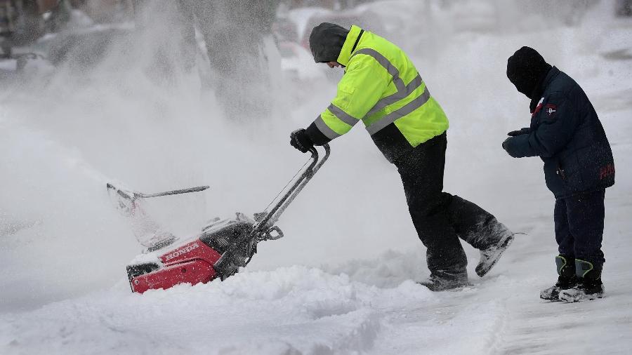 Moradores de Chicago tentam limpar neve da rua - Scott Olson/Getty Images/AFP