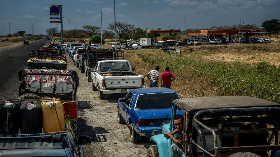 Pessoas esperam na fila para encher seus carros com gasolina em Ospino, na Venezuela - Meridith Kohut/The New York Times