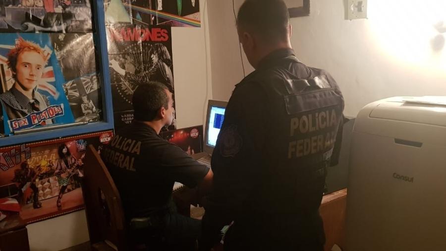 Agentes da PF verificam computador durante cumprimento de mandado de busca e apreensão no Rio - Divulgação/PF