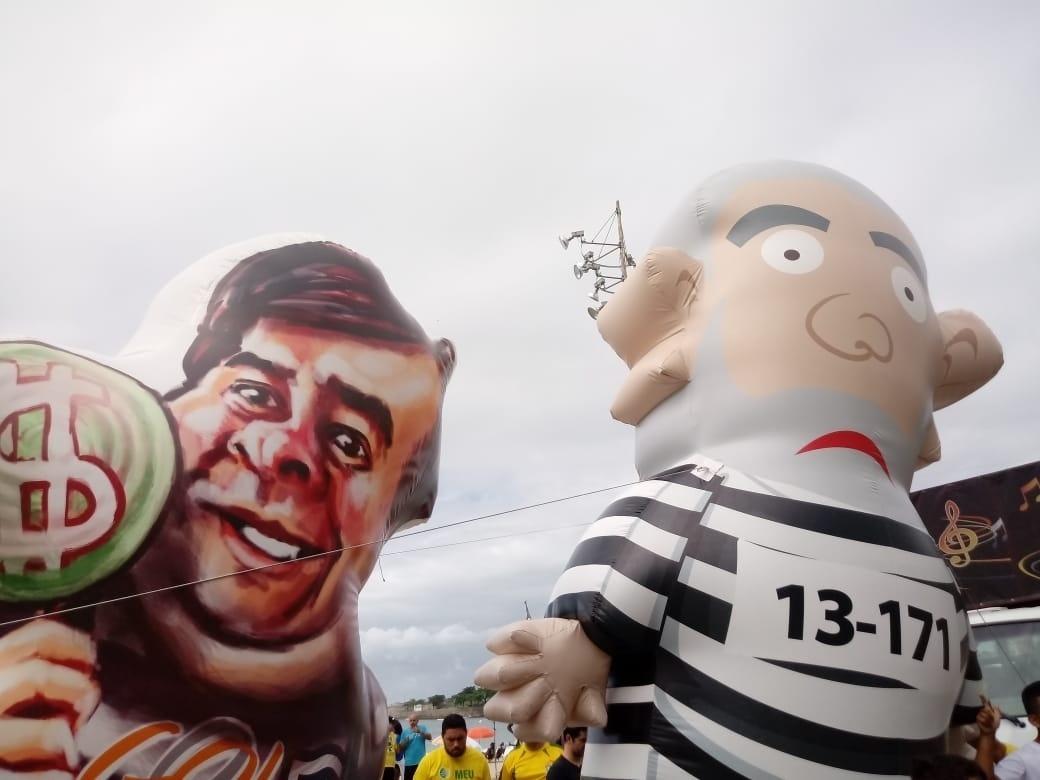 Bonecos do presidente da Câmara Rodrigo Maia (DEM-DF) e do ex-presidente Luiz Inácio Lula da Silva (PT) foram inflados no Rio - Pauline Almeida/UOL