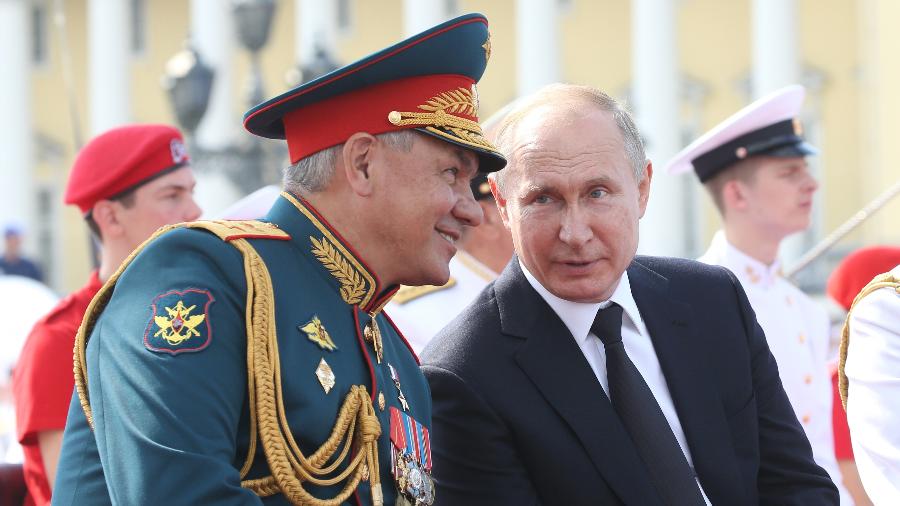 Sergei Shoigu, ministro da defesa russo, conversa com o presidente Vladimir Putin - Mikhail Svetlov/Getty Images