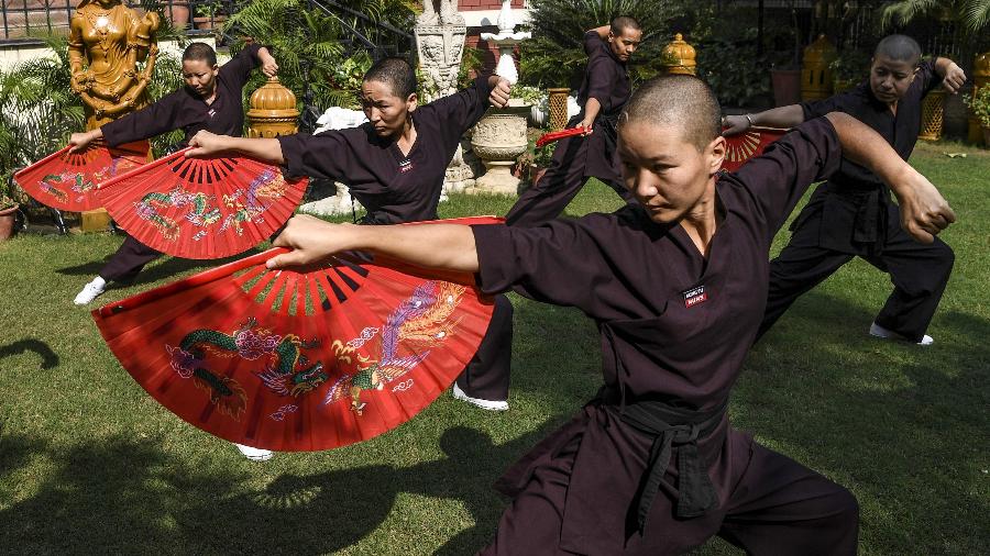 Monjas budistas praticam Kung Fu no Himalaia - Sajjad Hussain/AFP