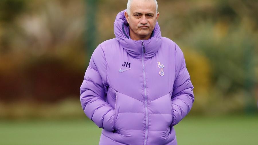 José Mourinho durante treino do Tottenham em Londres - 