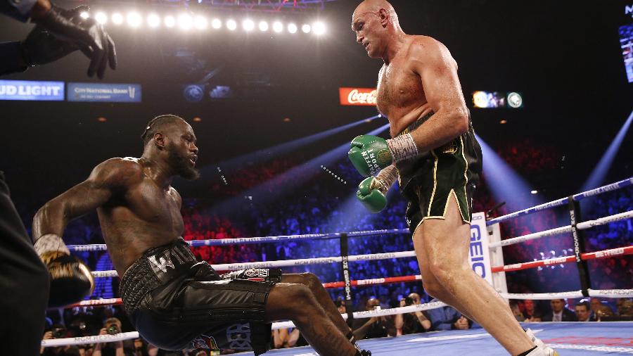 22.fev.2020 - Tyson Fury (a dir.) derruba Deontay Wilder durante luta de boxe em Las Vegas - Steve Marcus/Reuters