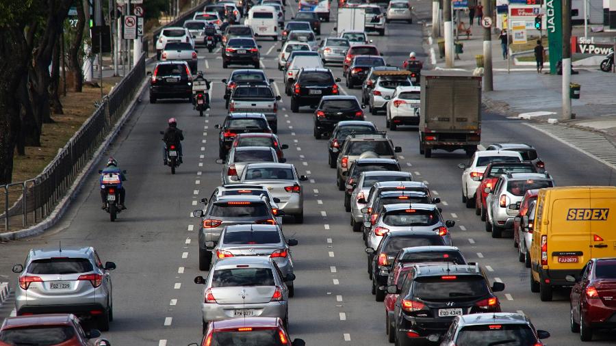 5.mai.2020 - Circulação de carros na Avenida Radial Leste, em São Paulo - CRIS FAGA/ESTADÃO CONTEÚDO