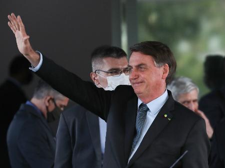 8.mai.2020 - O presidente Jair Bolsonaro (sem partido) acena a apoiadores após sair de reunião no Ministério da Defesa, em Brasília - Gabriela Biló/Estadão Conteúdo