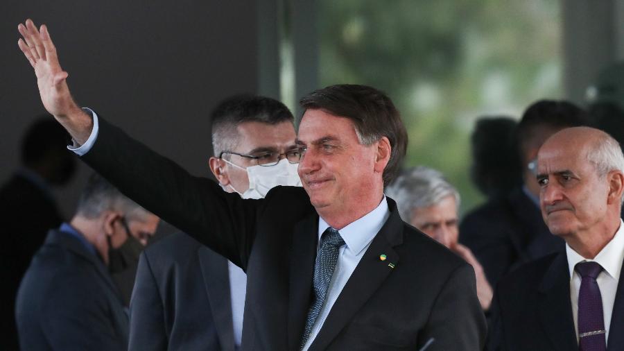 8.mai.2020 - O presidente Jair Bolsonaro (sem partido) acena a apoiadores após sair de reunião no Ministério da Defesa, em Brasília - Gabriela Biló/Estadão Conteúdo