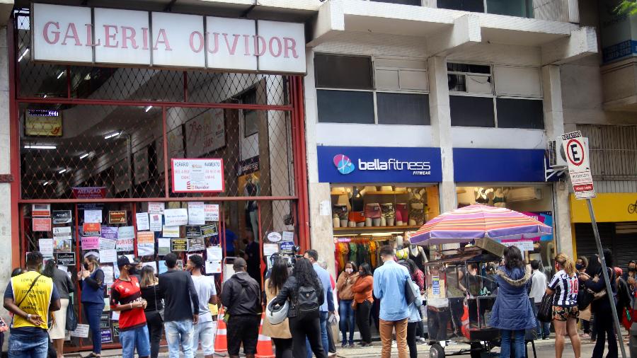 Movimentação em frente à Galeria do Ouvidor, em BH, no primeiro dia de flexibilização do comércio - Alex de Jesus/O Tempo/Estadão Conteúdo