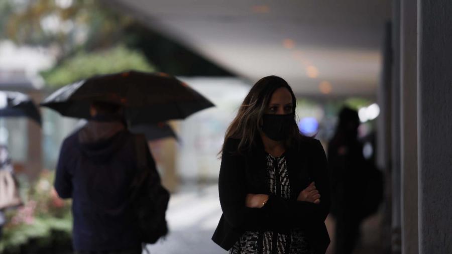 21.ago.2020 - Pessoas caminham pela Avenida Paulista, em São Paulo; capital tem dias de frio - DANILO M YOSHIOKA/ESTADÃO CONTEÚDO