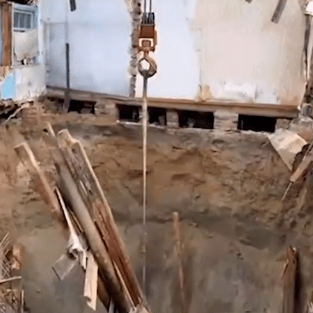Buraco gigante "engole" casa em vilarejo na Rússia - Reprodução/Vídeo Daily Mail