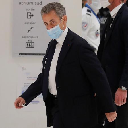 23.nov.2020 - O ex-presidente da França Nicolas Sarkozy chega para o início do seu julgamento na corte de Paris - Charles Platiau/Reuters