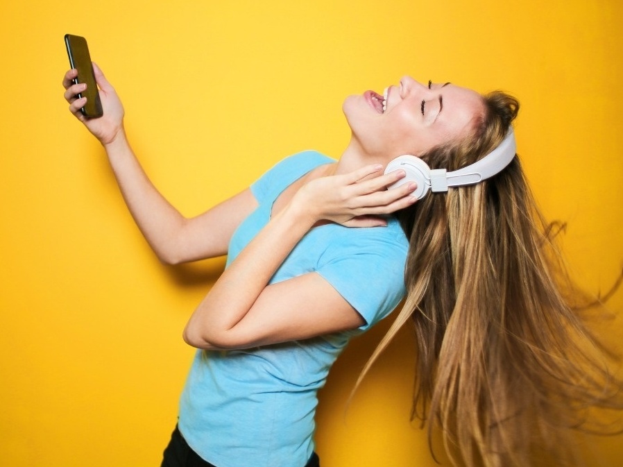 Entenda como a música pode influenciar a fome e a velocidade da alimentação