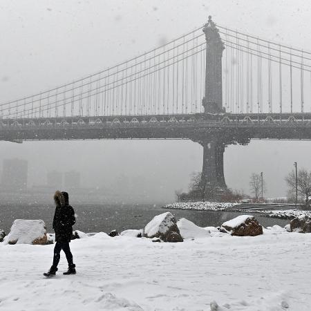 18.fev.2021 - Pessoa caminha pela neve em Nova York - Angela Weiss/AFP