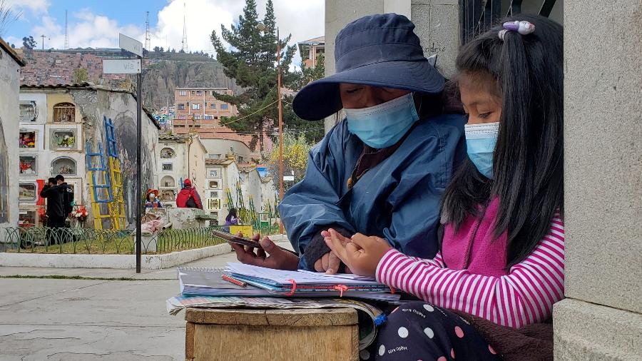 Jeanete ajuda sua filha Neydi a estudar no Cemitério General em La Paz, na Bolívia - REUTERS/Santiago Limachi