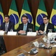 22.abr.2021 - O presidente Jair Bolsonaro (sem partido), entres os ministros Ricardo Salles (Meio Ambiente) e Carlos Alberto França (Relações Exteriores), acompanha os discursos de líderes mundiais na Cúpula do Clima - Marcos Corrêa/PR