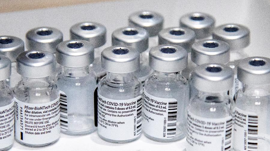 Recipientes com vacinas da Pfizer em Toronto; os imunizantes serão distribuídaos a 92 países desfavorecidos por meio do sistema Covax - Carlos Osorio/Reuters