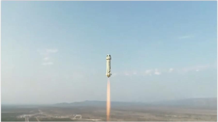 Foguete New Shepard, da Blue Origin, durante seu primeiro voo tripulado, realizado em 2020 - Reprodução
