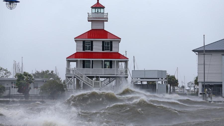 Na imagem: ondas geradas pelo furacão Ida batem contra o Farol do Novo Canal, em Louisiana, EUA - Michel DeMocker/Rede USA Today via Reuters