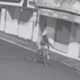 30.ago.2021 - Vídeo mostra o marceneiro Clayton Teixeira mexendo em bombas deixadas por bandidos pouco antes de ser atingido por explosão em Araçatuba (SP) - Reprodução/Câmera de segurança