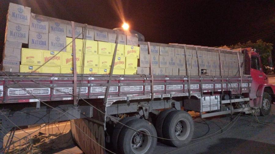 Após abordagem a caminhão, PRF apreende carga de bebidas sem nota fiscal na BR 242 - Polícia Rodoviária Federal